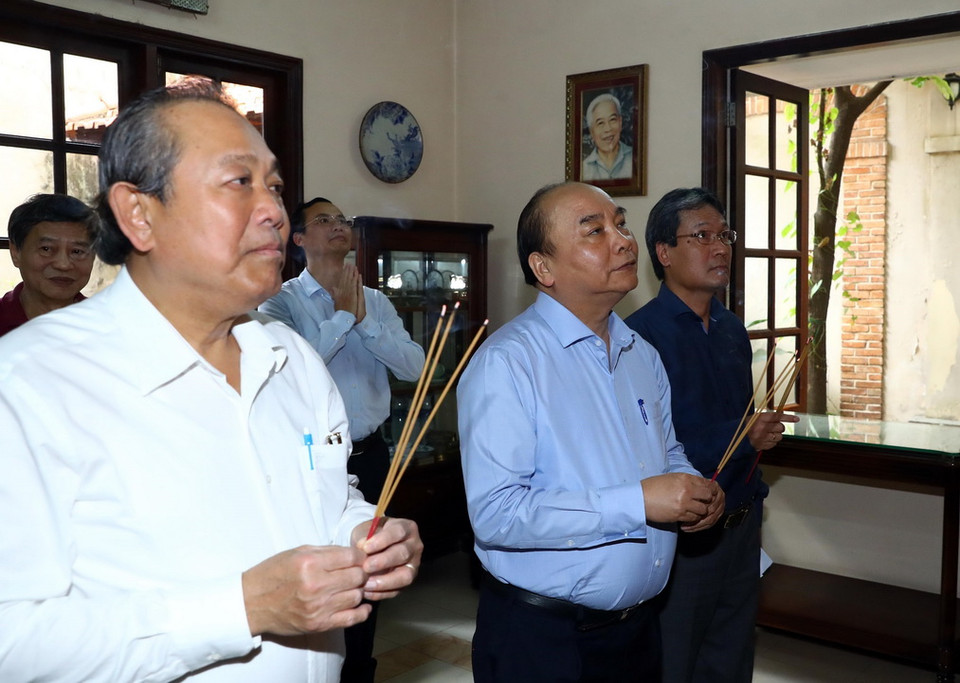 Chiều 13/1, tại Thành phố Hồ Chí Minh, Thủ tướng Nguyễn Xuân Phúc đến thắp hương tưởng niệm Chủ tịch Hội đồng Bộ trưởng Phạm Hùng. (Ảnh: Thống Nhất/TTXVN)