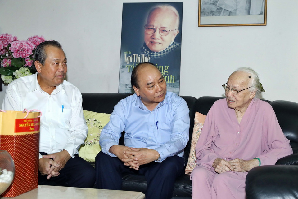 Thủ tướng Nguyễn Xuân Phúc thăm hỏi bà Ngô Thị Huệ, Phu nhân Tổng Bí thư Ban Chấp hành Trung ương Đảng Cộng sản Việt Nam Nguyễn Văn Linh. (Ảnh: Thống Nhất/TTXVN)