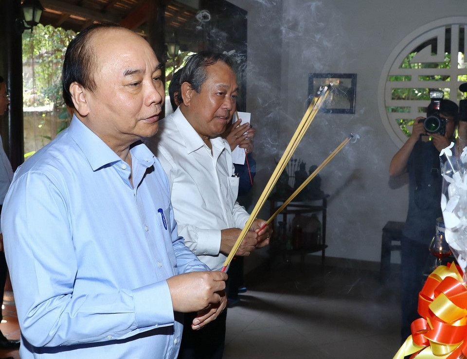 Thủ tướng Nguyễn Xuân Phúc đến thắp hương tưởng nhớ đồng chí Võ Văn Kiệt, nguyên Ủy viên Bộ Chính trị, nguyên Thủ tướng Chính phủ. (Ảnh: Thống Nhất/TTXVN)