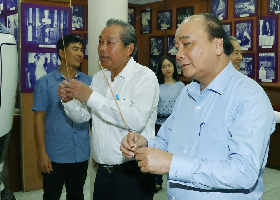 Sáng 13/1, tại Thành phố Hồ Chí Minh, Thủ tướng Nguyễn Xuân Phúc đến thắp hương tưởng nhớ Quyền Chủ tịch nước, Luật sư Nguyễn Hữu Thọ. (Ảnh: Thống Nhất/TTXVN)