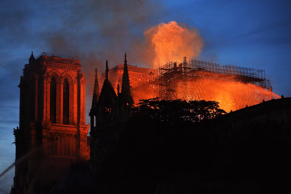 Ngày 15/4, Phó Thị trưởng Paris, ông Emmanuel Gregoire cho biết ngọn tháp của Nhà thờ Đức Bà đã đổ sập trong vụ cháy lớn tàn phá phần mái của công trình mang phong cách kiến trúc Gothic lừng danh này. (Nguồn: THX/TTXVN)