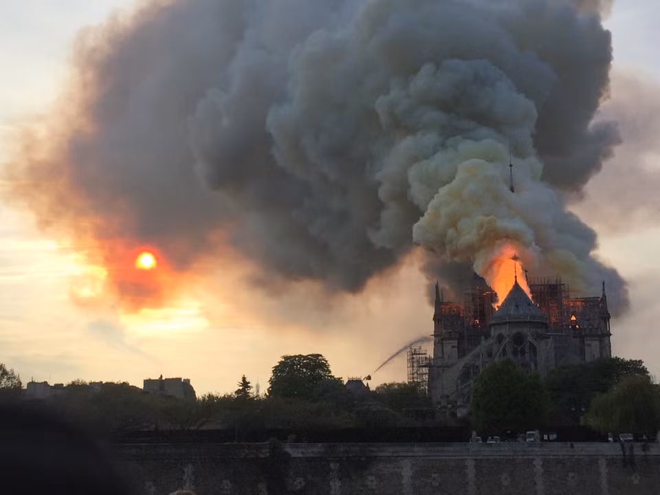 Lửa khói bao trùm nóc Nhà thờ Đức Bà ở Paris, Pháp ngày 15/4. (Nguồn: AFP/TTXVN)