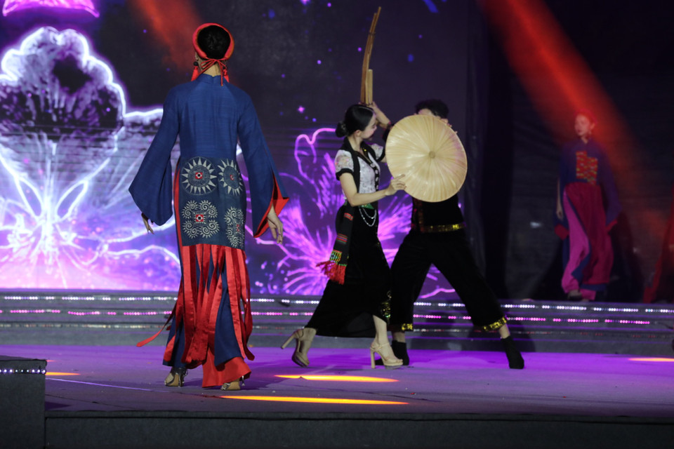 Âm nhạc và trình diễn thời trang song hành trên sân khấu kai mạc lễ hội. (Ảnh: Mai Mai/Vietnam+)