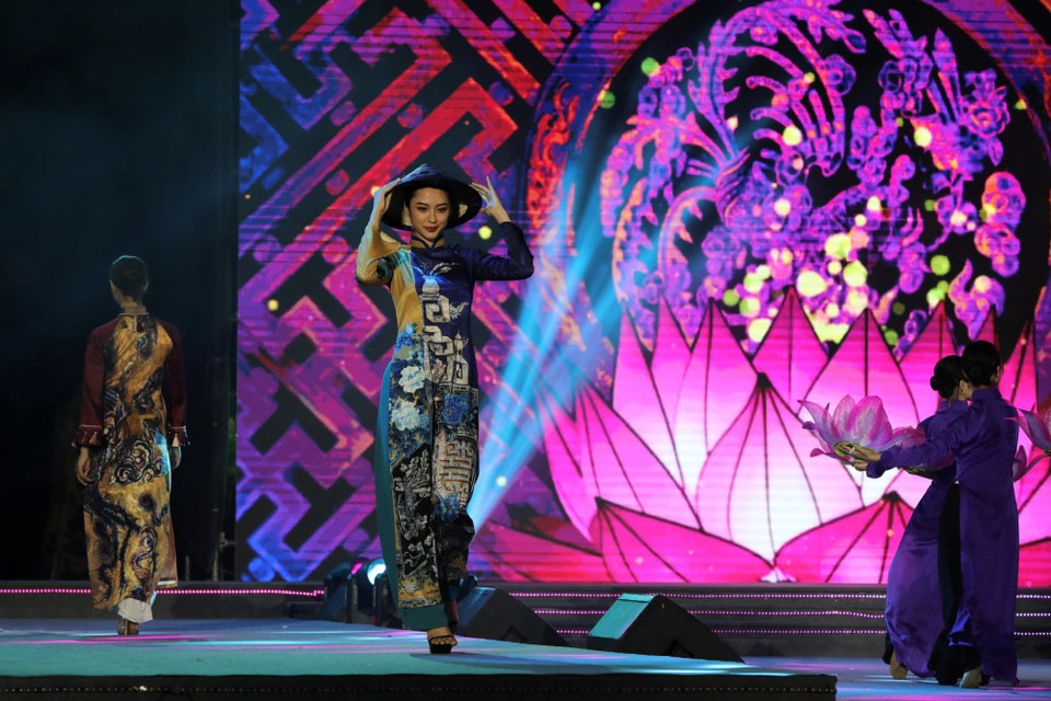 Sân khấu được thiết kế và tạo hình ấn tượng theo từng bộ sưu tập áo dài. (Ảnh: Mai Mai/Vietnam+)