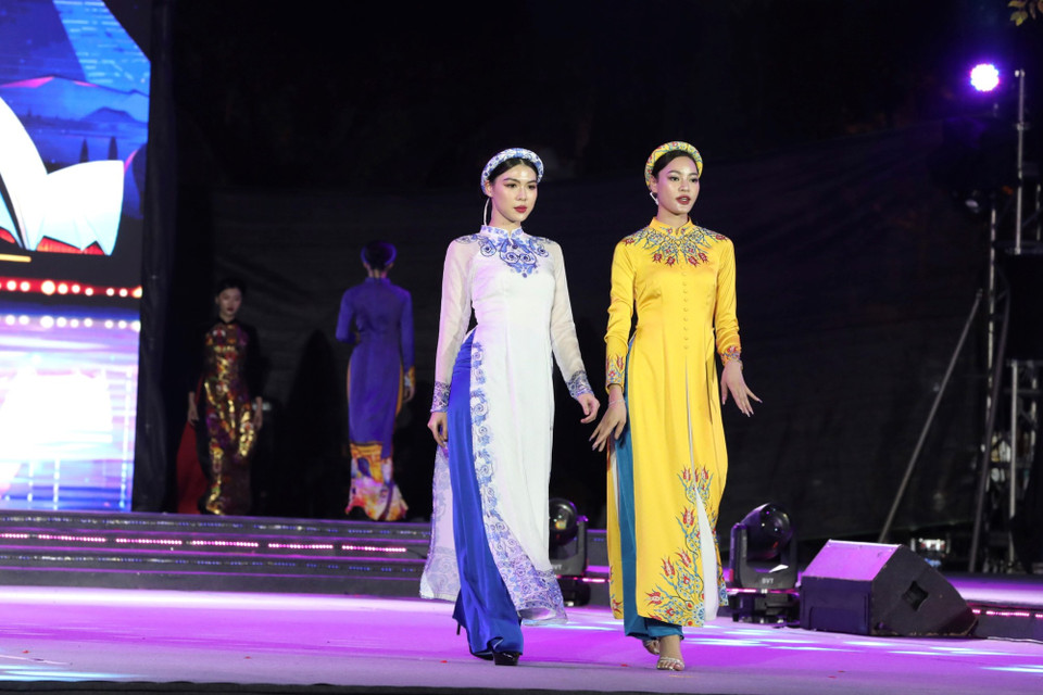 Các bộ sưu tập Áo dài này do các nhà tạo mẫu trên khắp cả nước thiết kế. (Ảnh: Mai Mai/Vietnam+)