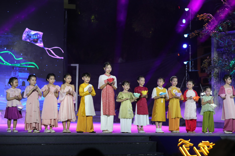 Trong thời gian diễn ra lễ hội, trên trục đường Đinh Tiên Hoàng, tượng đài Lý Thái Tổ, phố Lê Thạch, ban tổ chức bố trí 60 gian hàng quảng bá và giới thiệu sản phẩm của các nhà thiết kế, các thương hiệu áo dài 3 miền Bắc-Trung-Nam. (Ảnh: Mai Mai/Vietnam+)