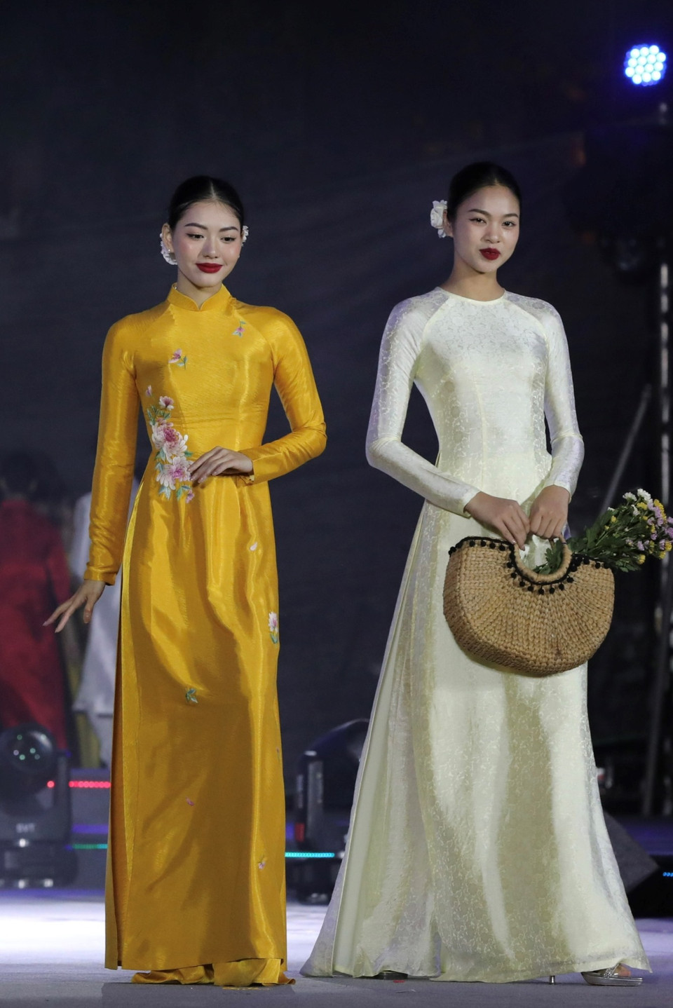 Đây cũng là dịp tạo cơ hội cho doanh nghiệp du lịch Thủ đô quảng bá, hợp tác với các nghệ nhân, nhà thiết kế thời trang Áo dài, qua đó xây dựng tour đặc trưng. (Ảnh: Mai Mai/Vietnam+)