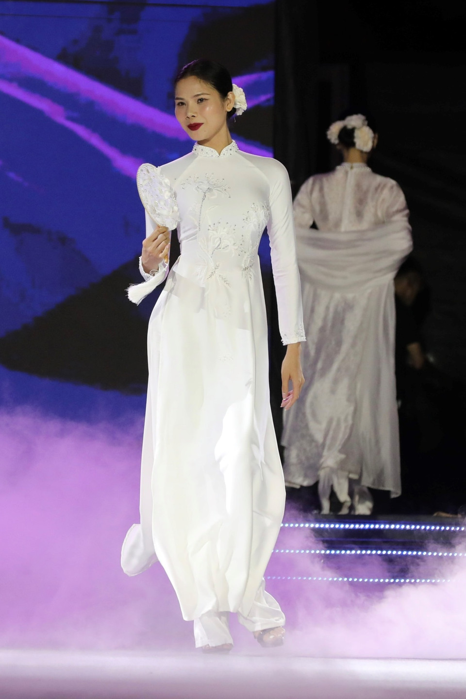  Thông qua chuỗi hoạt động này ngành du lịch Thủ đô mong muốn đưa hình ảnh Áo dài truyền thống dần trở thành 'đại sứ du lịch' - một sản phẩm đặc trưng của vùng đất kinh kỳ ngàn năm văn hiến. (Ảnh: Mai Mai/Vietnam+)