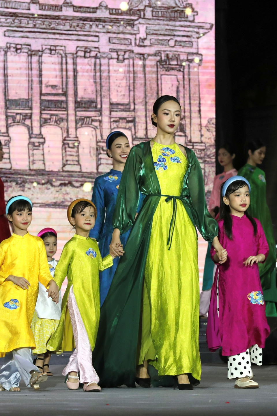 Lễ hội Áo dài Du lịch Hà Nội mở ra định hướng mới, góp phần không nhỏ để du lịch Việt Nam nói chung, Hà Nội nói riêng trở thành điểm đến được yêu mến, sự lựa chọn hàng đầu của nhiều du khách trong nước và bạn bè quốc tế. (Ảnh: Mai Mai/Vietnam+)