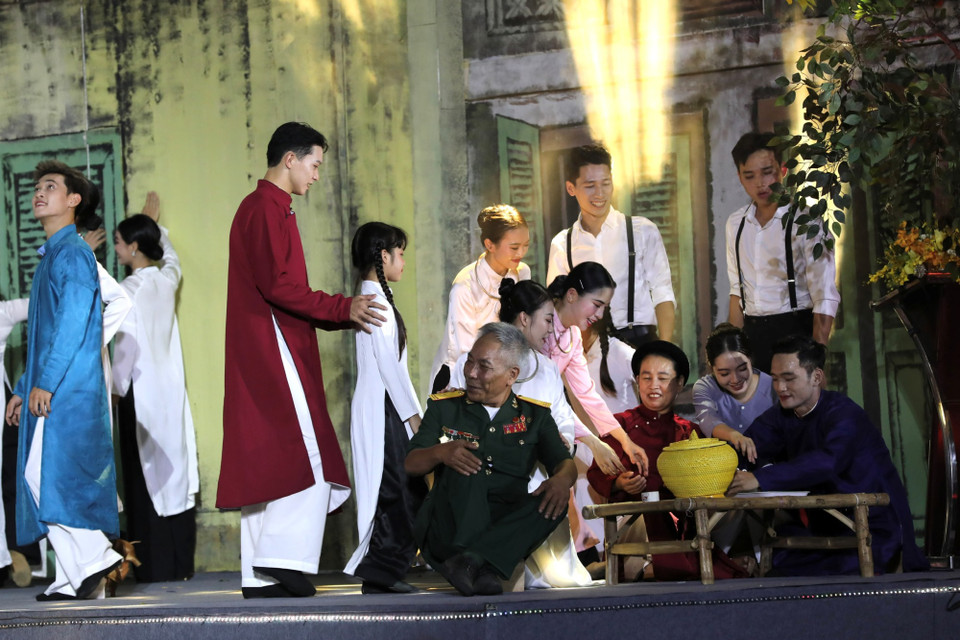 ... đã tái hiện lại đời sống người dân Thủ đô và dân tộc qua các thời kỳ. (Ảnh: Mai Mai/Vietnam+)