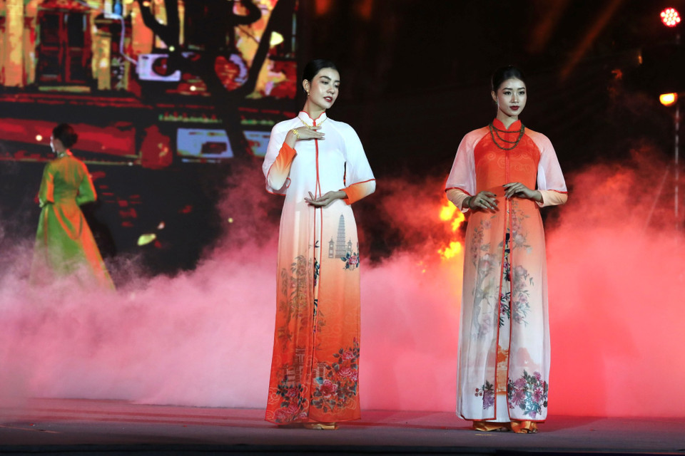 Lễ hội Áo dài Du lịch được kỳ vọng trở thành sản phẩm của các loại hình du lịch đặc sắc, hấp dẫn và hiệu quả nhằm phát triển, quảng bá du lịch Hà Nội và Việt Nam. (Ảnh: Mai Mai/Vietnam+)