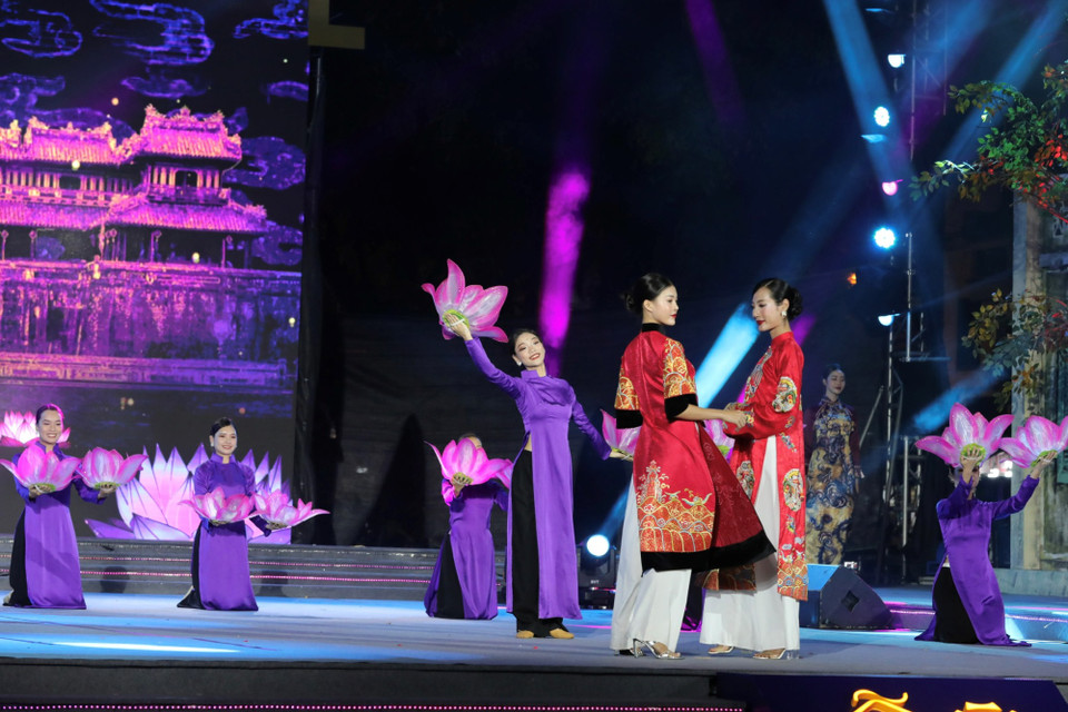 Lễ khai mạc đã mang đến màn trình diễn để lại nhiều dấu ấn với khán giả. (Ảnh: Mai Mai/Vietnam+)