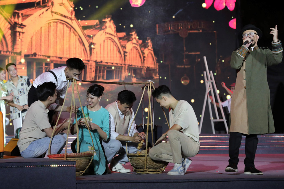 Tiết mục biểu diễn của ca sỹ Hà Lê. (Ảnh: Mai Mai/Vietnam+)