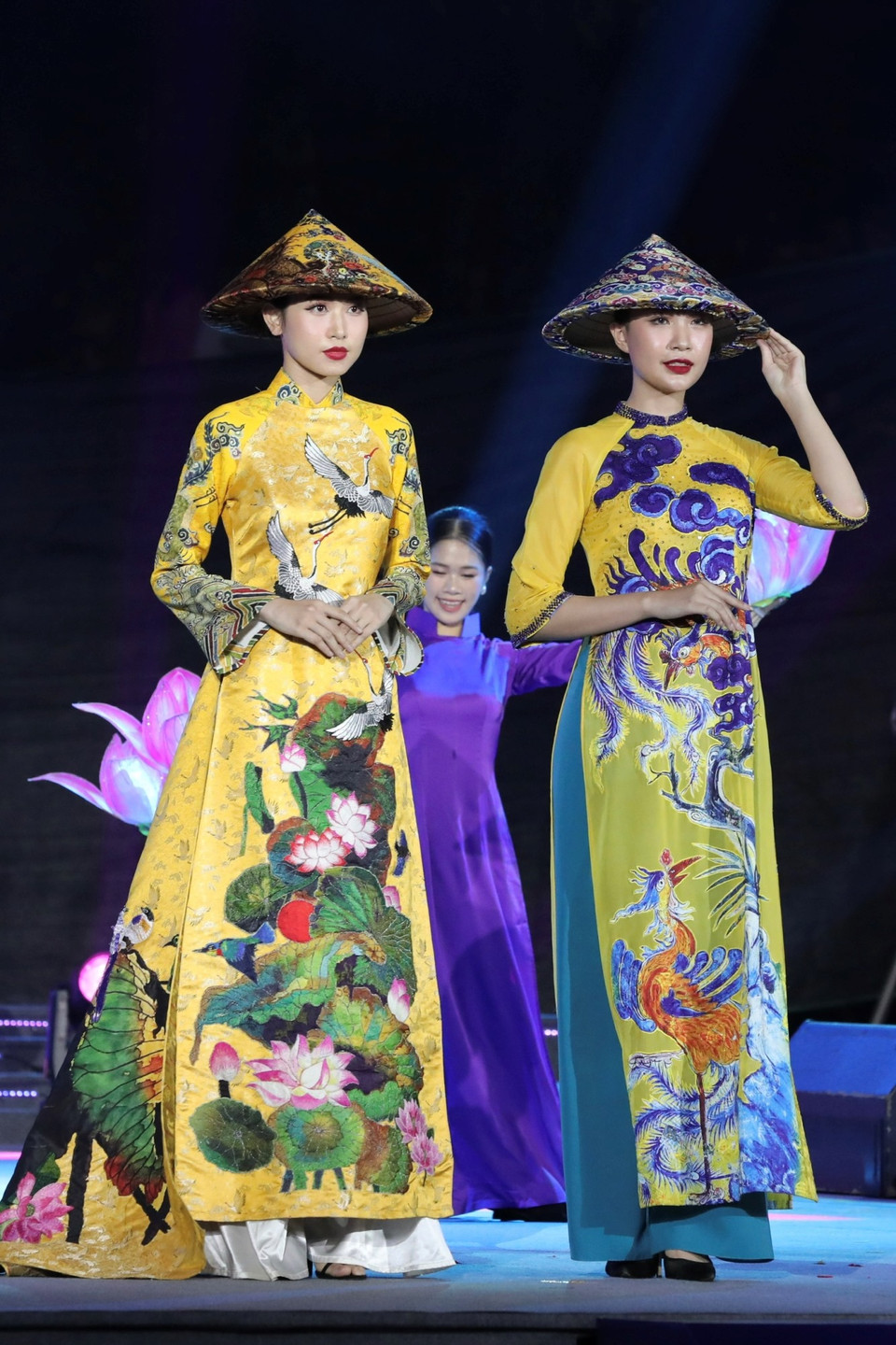 Áo dài gấm với những họa tiết đậm đặc dấu ấn văn hóa Việt Nam. (Ảnh: Mai Mai/Vietnam+)