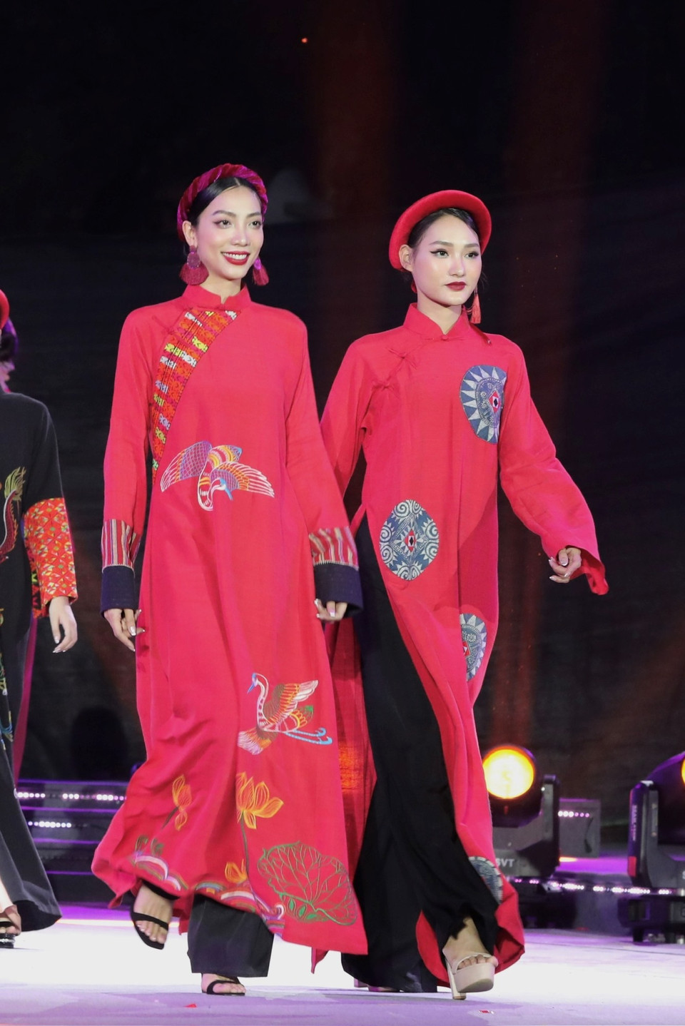 Áo dài Việt được 'làm mới' bởi những chi tiết thêu thủ cộng. (Ảnh: Mai Mai/Vietnam+)