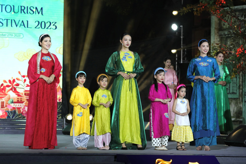 Phó Chủ tịch Thành phố Hà Nội Vũ Thu Hà nhấn mạnh đây chính là hoạt động văn hóa nhằm bảo tồn, phát triển các giá trị văn hóa truyền thống, khai thác, tôn vinh nét đẹp văn hóa Việt Nam đặc sắc với tà Áo dài truyền thống. (Ảnh: Mai Mai/Vietnam+)