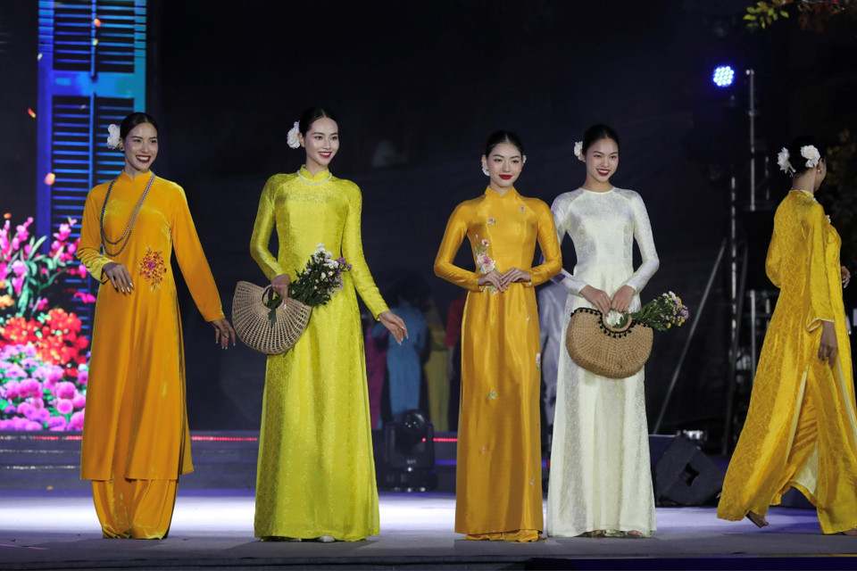 Lễ hội nhằm khai thác, tôn vinh tà áo dài truyền thống Việt Nam trở thành sản phẩm du lịch đặc sắc, hấp dẫn của Thành phố Hà Nội. (Ảnh: Mai Mai/Vietnam+)