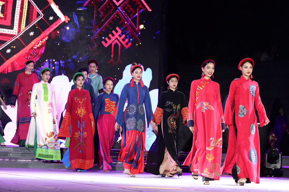 Những dấu ấn văn hóa được thổi hồn trong những họa tiết độc đáo của thời trang. (Ảnh: Mai Mai/Vietnam+)