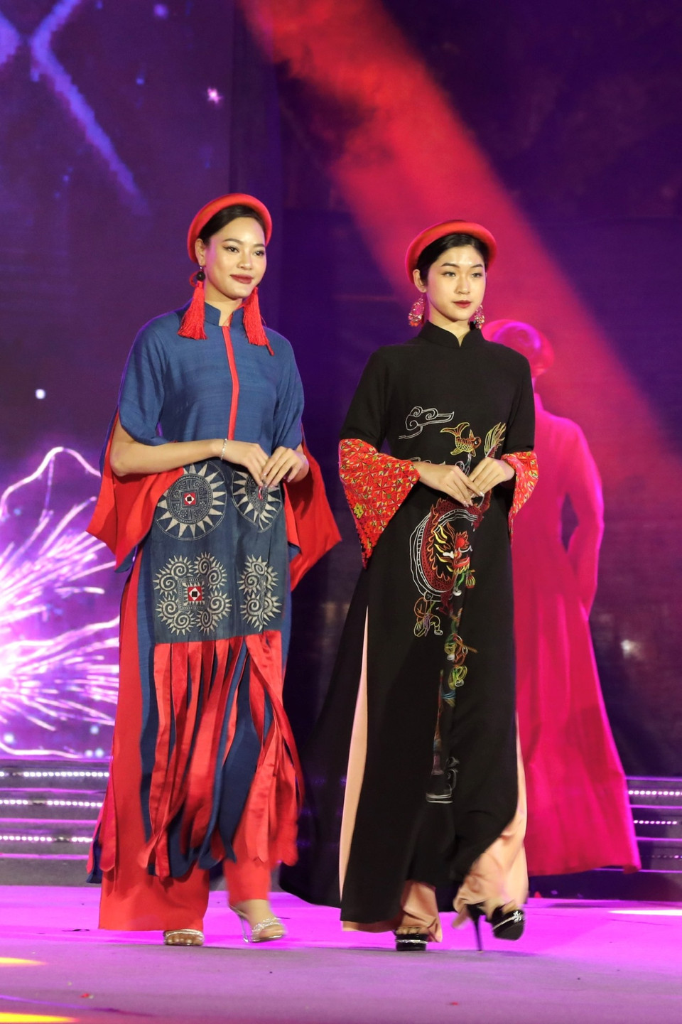 Những họa tiết thổ cẩm lồng ghép khéo léo trên tà Áo dài. (Ảnh: Mai Mai/Vietnam+)