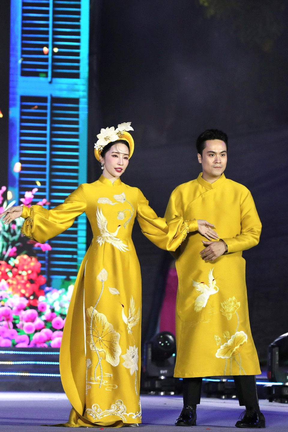 Những tà Áo dài thướt tha, trang nhã mà vẫn lộng lẫy, kiêu sa cùng đất và người bước qua những thăng trầm thời cuộc từ quá khứ đến hiện tại và tương lai đã lần lượt trình diễn trên sân khấu. (Ảnh: Mai Mai/Vietnam+)