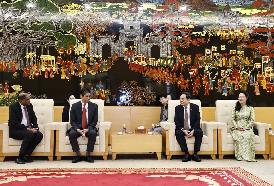 Đại sứ Singapore Jaya Ratnam và Đại sứ Nhật Bản Ito Naoki tiễn Chủ tịch Quốc hội Trần Thanh Mẫn và Phu nhân. (Ảnh: Doãn Tấn/TTXVN)