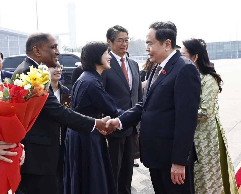 Đại sứ Singapore Jaya Ratnam và Đại sứ Nhật Bản Ito Naoki tiễn Chủ tịch Quốc hội Trần Thanh Mẫn và Phu nhân tại Sân bay Quốc tế Nội Bài. (Ảnh: Doãn Tấn/TTXVN)