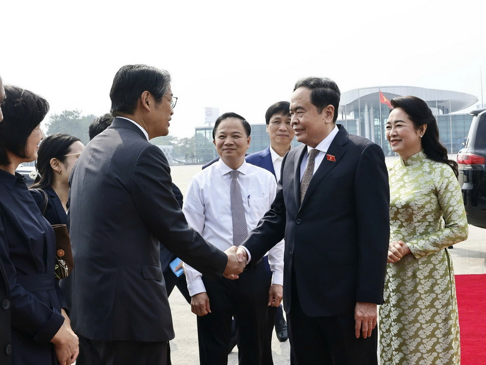 Đại sứ Nhật Bản Ito Naoki tiễn Chủ tịch Quốc hội Trần Thanh Mẫn và Phu nhân tại Sân bay Quốc tế Nội Bài. (Ảnh: Doãn Tấn/TTXVN)