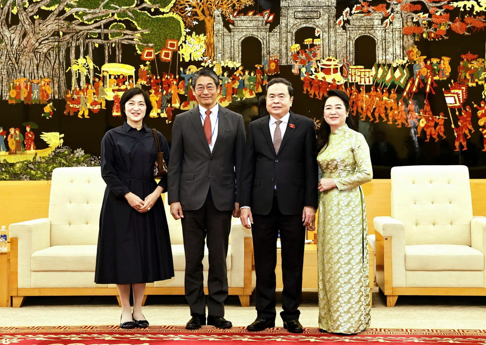 Đại sứ Nhật Bản Ito Naoki và Phu nhân tiễn Chủ tịch Quốc hội Trần Thanh Mẫn và Phu nhân. (Ảnh: Doãn Tấn/TTXVN)