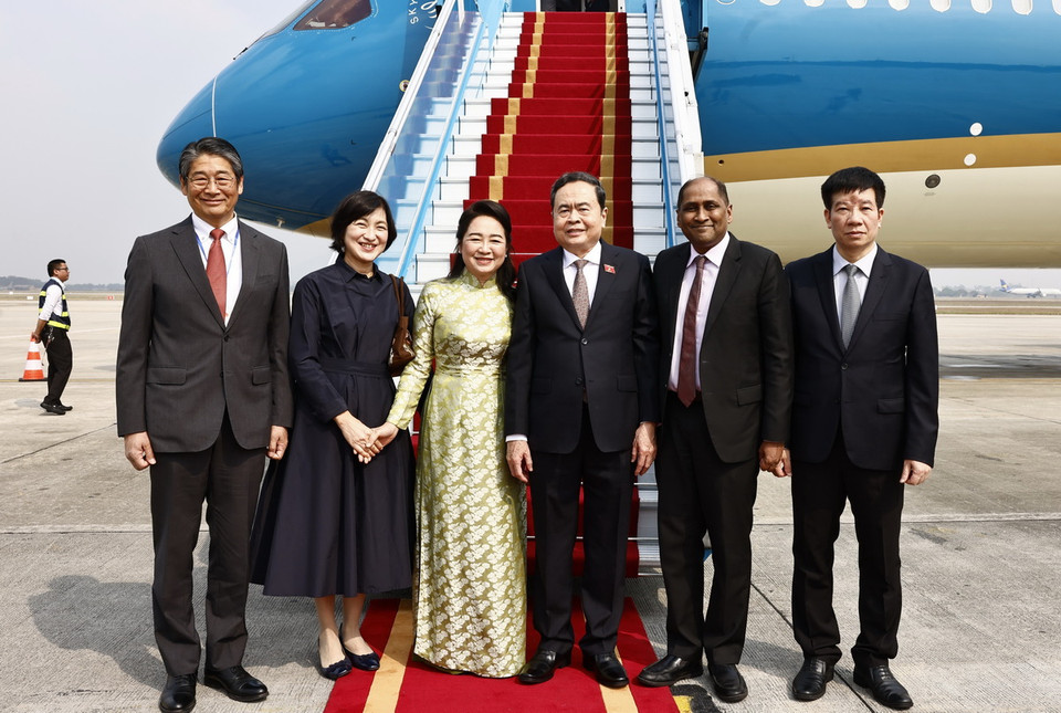 Đại sứ Singapore Jaya Ratnam và Đại sứ Nhật Bản Ito Naoki tiễn Chủ tịch Quốc hội Trần Thanh Mẫn và Phu nhân tại Sân bay Quốc tế Nội Bài. (Ảnh: Doãn Tấn/TTXVN)