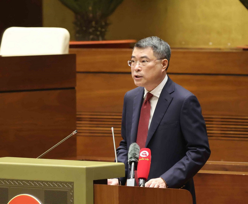 Ông Lê Minh Hưng, Ủy viên Bộ Chính trị, Bí thư Trung ương Đảng, Trưởng Ban Tổ chức Trung ương trình bày các nội dung chính, trọng tâm việc triển khai tổng kết Nghị quyết số 18-NQ/TW ngày 25/10/2017 của Ban Chấp hành Trung ương Đảng khoá XII 'Một số vấn đề về tiếp tục đổi mới, sắp xếp tổ chức bộ máy của hệ thống chính trị tinh gọn, hoạt động hiệu lực, hiệu quả.' (Ảnh: Phương Hoa/TTXVN)