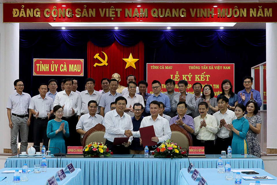 Tổng Giám đốc TTXVN Nguyễn Đức Lợi và Chủ tịch Ủy ban Nhân dân tỉnh Cà Mau Nguyễn Tiến Hải ký kết thỏa thuận hợp tác truyền thông. (Ảnh: Kim Há/TTXVN)