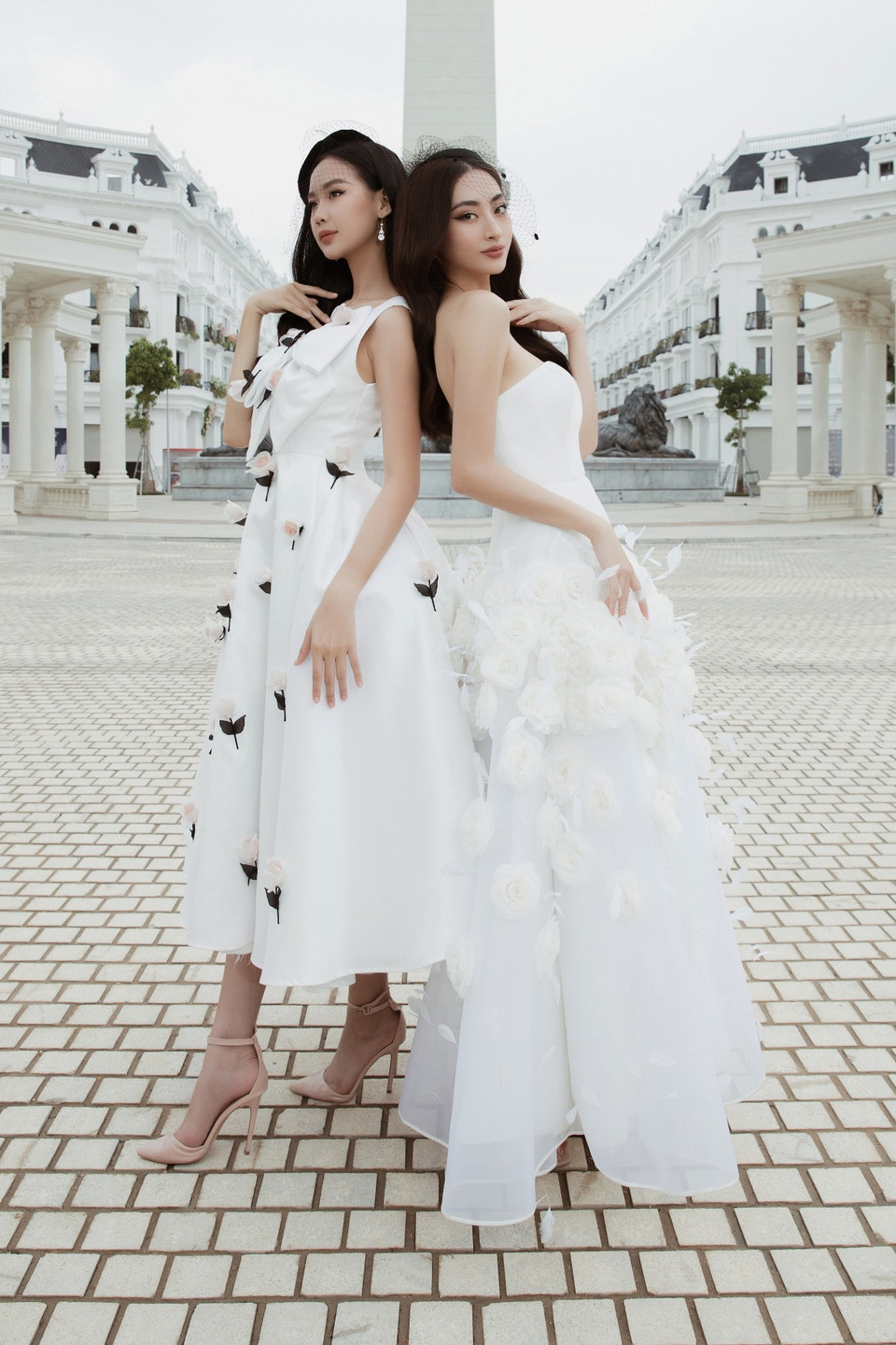 Hoa hậu bỗng trở nên nhỏ bé khi đứng cạnh người đẹp cao 1m85. (Ảnh: CTV/Vietnam+)