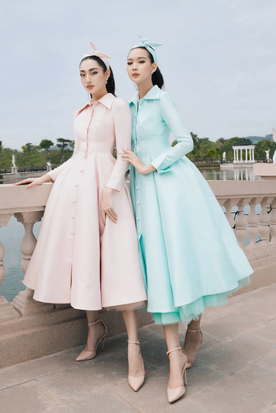 Giữa kiến trúc châu Âu cổ kính chấm phá nét hiện đại của một khu đô thị tại Thái Nguyên, Hoa hậu Lương Thùy Linh và người đẹp Lê Nguyễn Bảo Ngọc tự tin thể hiện phong thái sang trọng. (Ảnh: CTV/Vietnam+)