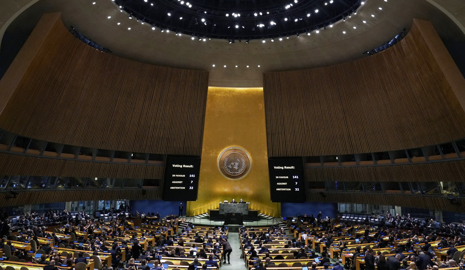 Ngày 23/2/2023, tại phiên họp đặc biệt ở New York (Mỹ) nhân sự kiện tròn một năm Nga mở chiến dịch quân sự đặc biệt tại Ukraine, Đại hội đồng Liên hợp quốc đã thông qua nghị quyết kêu gọi chấm dứt ngay lập tức cuộc xung đột Nga-Ukraine. Sau 1 năm, Moskva và Kiev vẫn chưa thể ngồi vào bàn đàm phán, thậm chí có thêm nhiều ngòi nổ mới với các động thái can thiệp quân sự của đồng minh hai phía, tiếp tục là biến số gây quan ngại cho triển vọng thế giới năm 2023. (Ảnh: AFP/TTXVN)