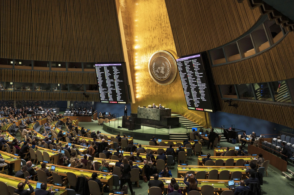 Ngày 23/2/2023, tại phiên họp đặc biệt ở New York (Mỹ) nhân sự kiện tròn một năm Nga mở chiến dịch quân sự đặc biệt tại Ukraine, Đại hội đồng Liên hợp quốc đã thông qua nghị quyết kêu gọi chấm dứt ngay lập tức cuộc xung đột Nga-Ukraine. (Ảnh: AFP/TTXVN)
