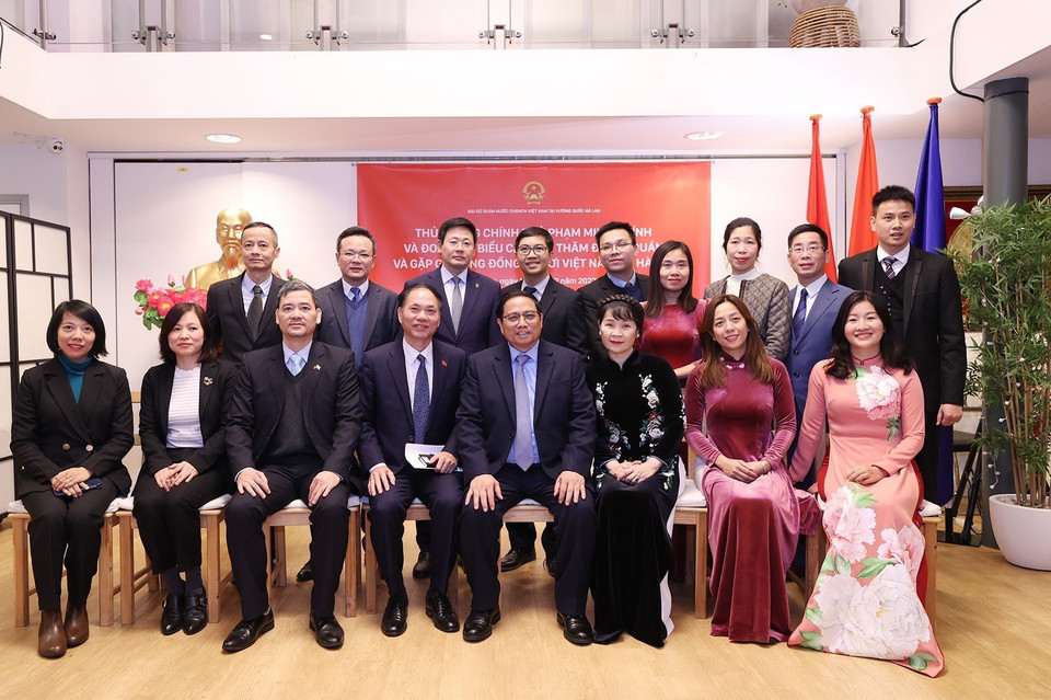 Thủ tướng Phạm Minh Chính với cán bộ, nhân viên Đại sứ quán, cộng đồng người Việt tại Hà Lan. (Ảnh: Dương Giang/TTXVN)