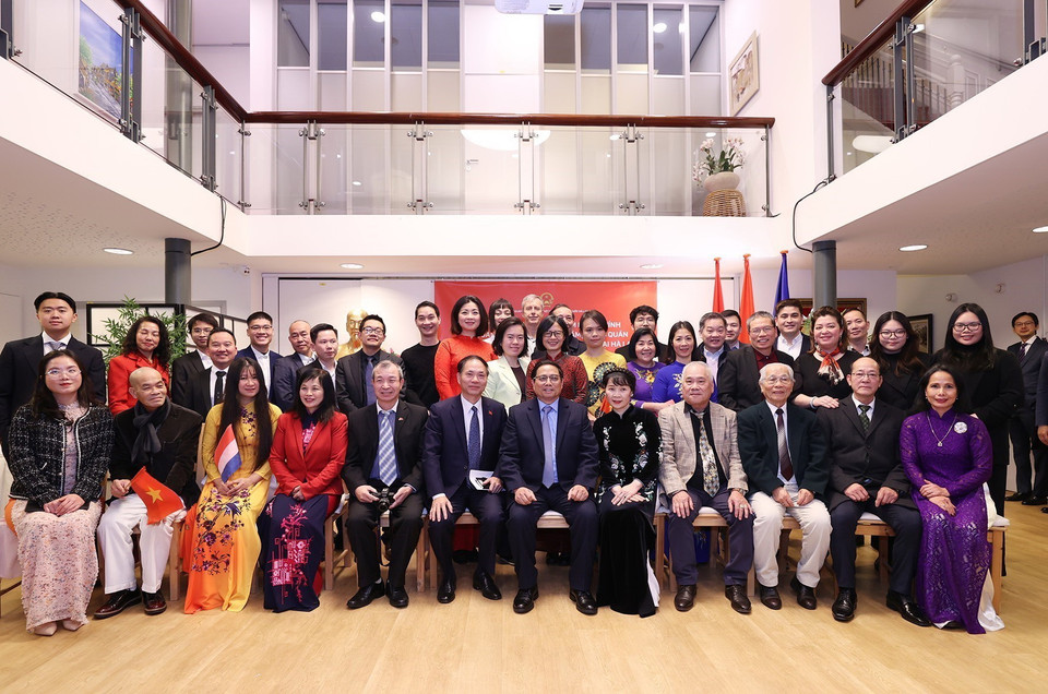 Thủ tướng Phạm Minh Chính với cán bộ, nhân viên Đại sứ quán, cộng đồng người Việt tại Hà Lan. (Ảnh: Dương Giang/TTXVN)