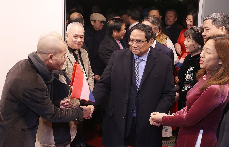 Kiều bào bày tỏ xúc động và cảm ơn sự quan tâm của lãnh đạo Đảng, Nhà nước, trực tiếp là Thủ tướng Chính phủ tới cộng đồng người Việt Nam ở nước ngoài, trong đó có kiều bào tại Hà Lan. (Ảnh: Dương Giang/TTXVN)