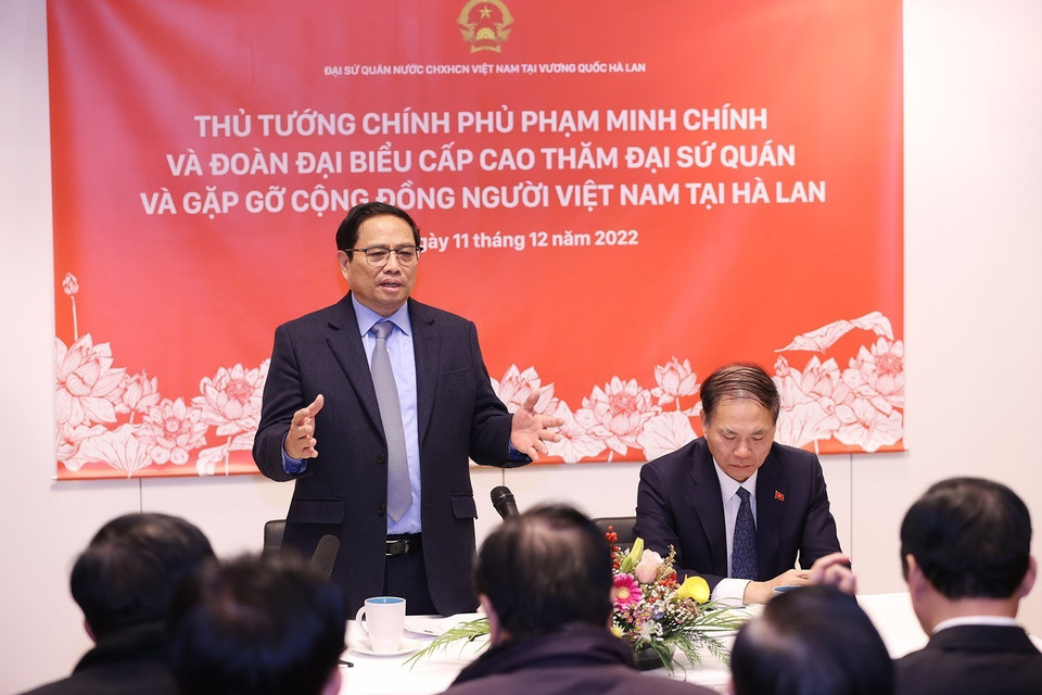 Thủ tướng Phạm Minh Chính phát biểu tại buổi gặp với cán bộ, nhân viên Đại sứ quán, cộng đồng người Việt tại Hà Lan. (Ảnh: Dương Giang/TTXVN)