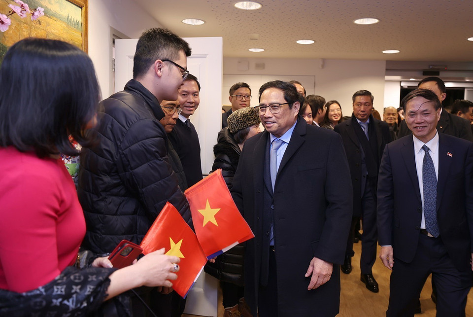 Thủ tướng Phạm Minh Chính gặp gỡ cán bộ, nhân viên Đại sứ quán, cộng đồng người Việt tại Hà Lan. (Ảnh: Dương Giang/TTXVN)