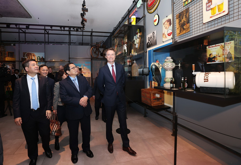 Thủ tướng Phạm Minh Chính thăm trụ sở Heineken. (Ảnh: Dương Giang/TTXVN)