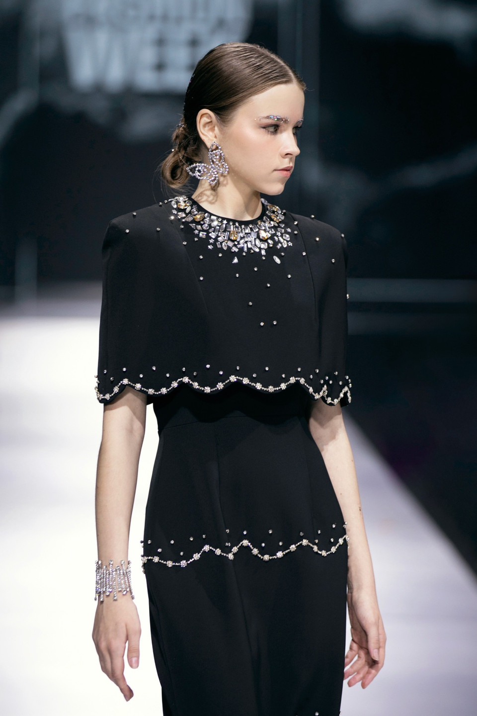 Đối với phần đầu tiên, bộ sưu tập sử dụng những gam màu trầm tối như xám, đen thể hiện cái tôi đầy cá tính và kiên định của người phụ nữ khi phải đối mặt với những khó khăn, thử thách. (Ảnh: CTV/Vietnam+)