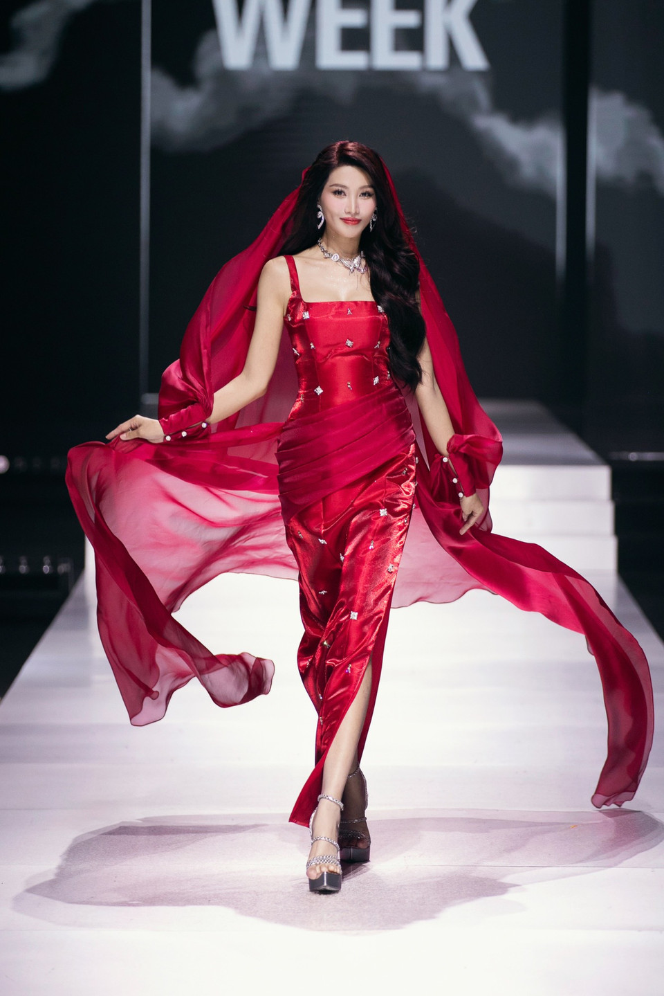 Mở màn bộ sưu tập, Á hậu Chế Nguyễn Quỳnh Châu xuất hiện tựa như một nữ thần ánh sáng. (Ảnh: CTV/Vietnam+)