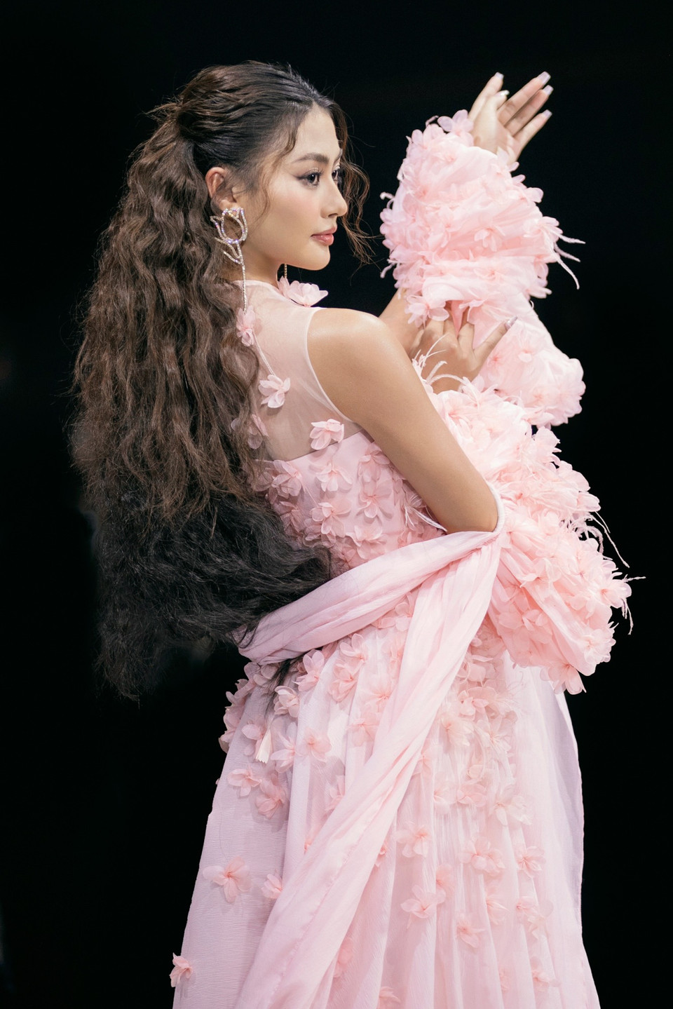 Được yêu thích bởi những thiết kế mềm mại và tinh tế, thiên nhiên luôn là nguồn cảm hứng bất tận trong các bộ sưu tập của Thảo Nguyễn. (Ảnh: CTV/Vietnam+)