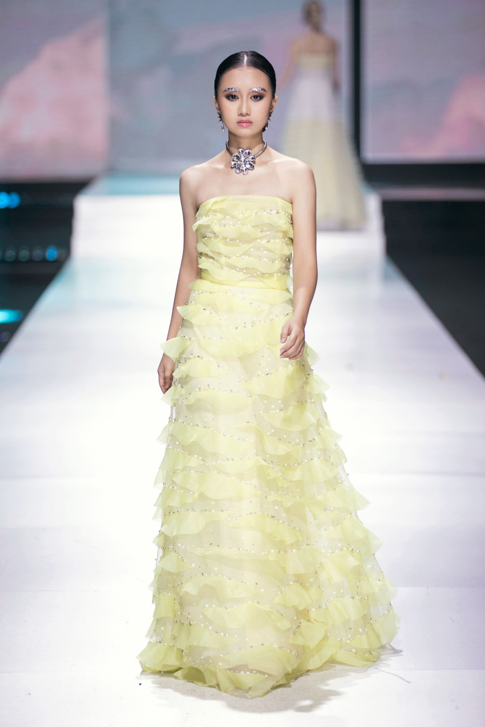 Ngắm những áng “Mây” của nhà thiết kế Thảo Nguyễn. (Ảnh: CTV/Vietnam+)