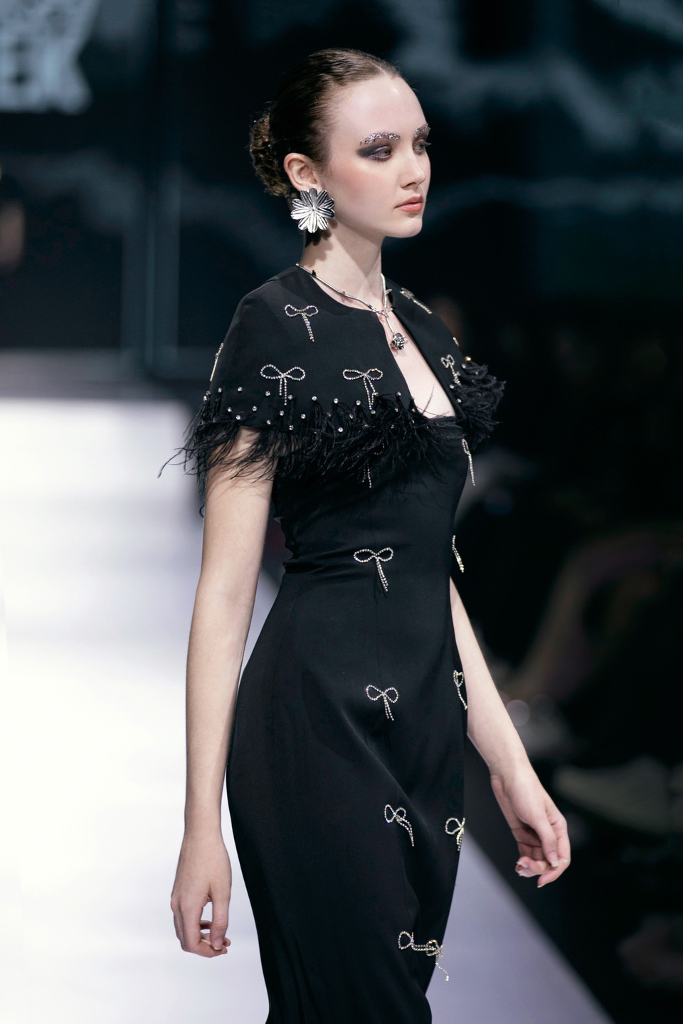 Cuộc sống bị giới hạn trong đám mây đen mang màu buồn, điều này vô tình hình thành nên một cá nhân cứng cỏi, độc lập, tự đương đầu với những trở ngại của chính mình. (Ảnh: CTV/Vietnam+)