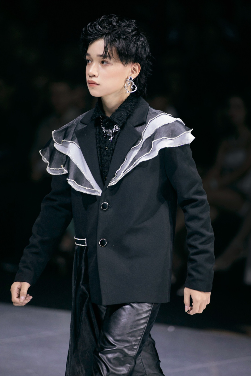 Cảm xúc dữ dội được biến chuyển nhịp nhàng, êm ái hơn qua phần tiếp theo trong bộ sưu tập. (Ảnh: CTV/Vietnam+)