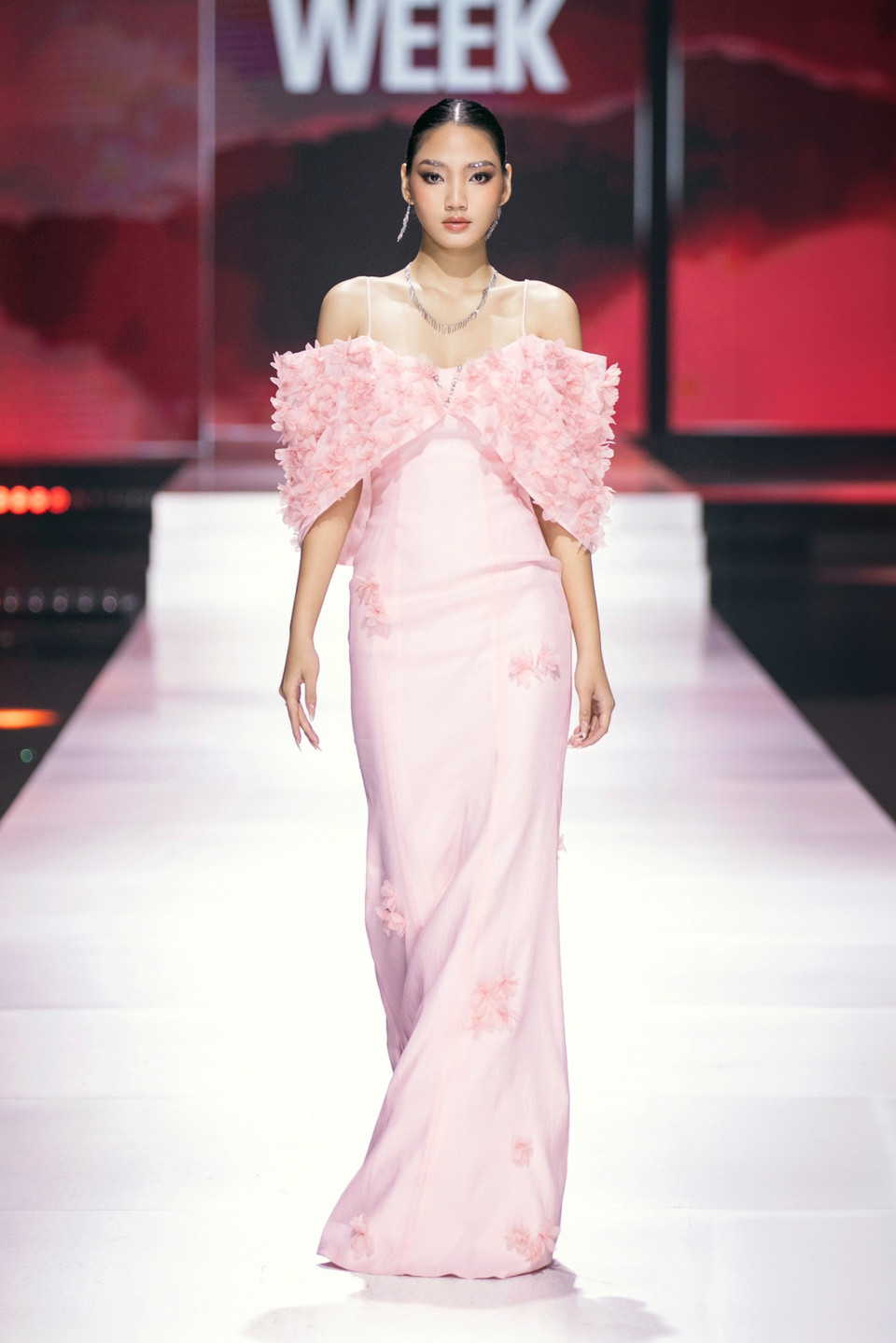 Ngắm những áng “Mây” của nhà thiết kế Thảo Nguyễn. (Ảnh: CTV/Vietnam+)