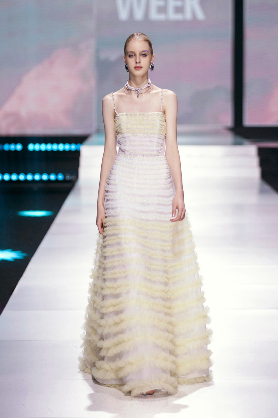 Nhà thiết kế Thảo Nguyễn đã phối hợp những gam màu tươi sáng, ngọt ngào vào trang phục, tượng trưng cho sự lạc quan và hy vọng vào một tương lai mới. (Ảnh: CTV/Vietnam+)