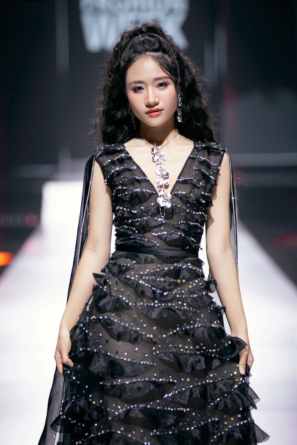 Bộ sưu tập “Mây” của thương hiệu Happy Clothing by Thảo Nguyễn vừa ra mắt, khắc họa rõ nét hai mặt đối lập trong nội tâm người phụ nữ. (Ảnh: CTV/Vietnam+)